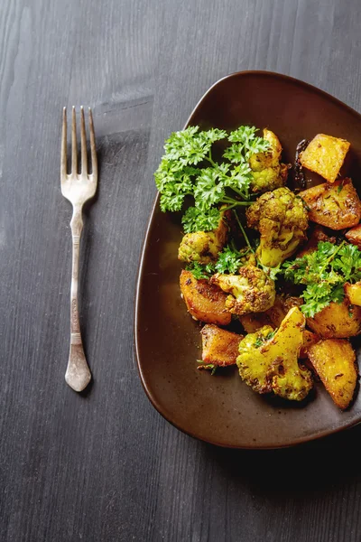 Geleneksel Hint Aloo Gobi balık patates, karnabahar ve s