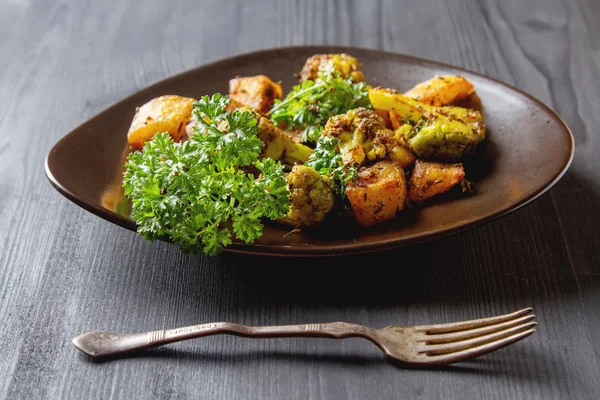 Geleneksel Hint Aloo Gobi balık patates, karnabahar ve s