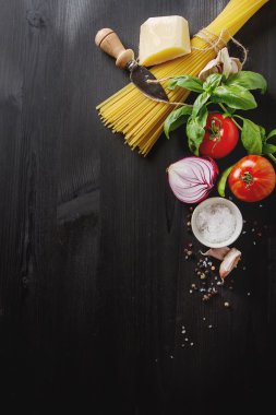 Bolognese makarna yemek pişirmek için malzemeler. Spagetti, Parmesan che