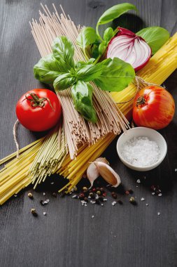 Bolognese makarna yemek pişirmek için malzemeler. Spagetti, Parmesan che
