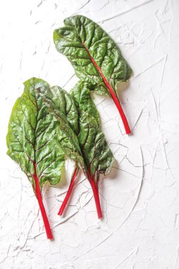 İsviçre gökkuşağı pazı, canlı sebze. Üzerinde yukarıdan Lay, düz 