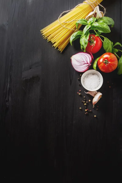 Bolognese makarna yemek pişirmek için malzemeler. Spagetti, Parmesan che
