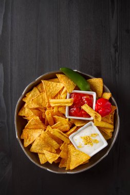 Tortilla cips baharatlı domates salsa ile mavi tabakta. Meksika 