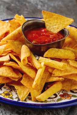 Tortilla cips baharatlı domates salsa ile mavi tabakta. Meksika 