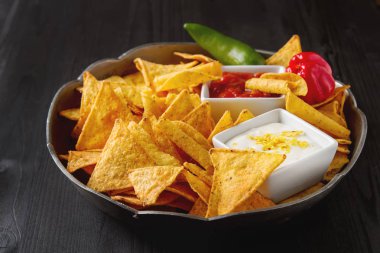 Tortilla cips baharatlı domates salsa ile mavi tabakta. Meksika 