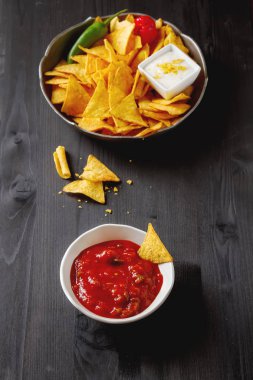 Tortilla cips baharatlı domates salsa ile mavi tabakta. Meksika 