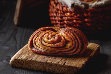 Taze tatlı ev yapımı tarçın rulo. Svedish mutfağı. Koyu renkli ahşap 