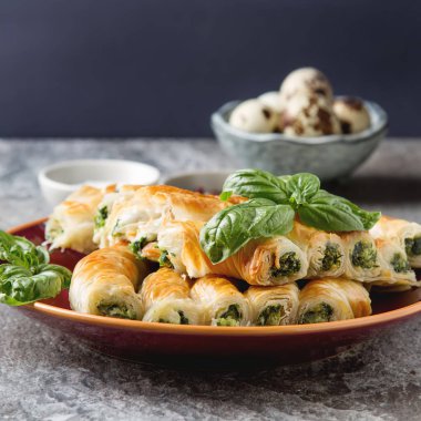 Geleneksel ev yapımı Yunan peynir, ıspanak pasta kırmızı plaka üzerinde. G