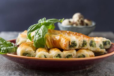 Geleneksel ev yapımı Yunan peynir, ıspanak pasta kırmızı plaka üzerinde. G