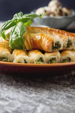 Geleneksel ev yapımı Yunan peynir, ıspanak pasta kırmızı plaka üzerinde. G