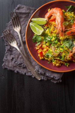 İspanyol paella deniz ürünleri üzerine kireç ile kırmızı teralke ile. Delici