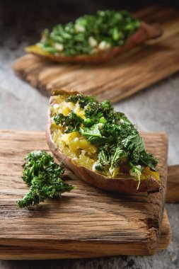 Kale ile tatlı patates fırında kaşar peyniri. Vejetaryen yiyecekler.