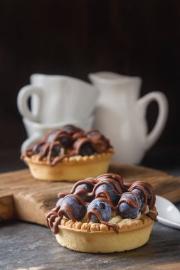 Limon tartı, pasta, taze yaban mersini ile tart ve hatlarının süt