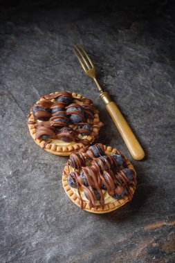 Limon tartı, pasta, taze yaban mersini ile tart ve hatlarının süt