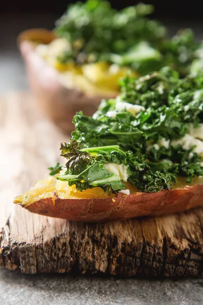 Batatas al horno con col rizada, queso cheddar. Comida vegetariana . — Foto de Stock