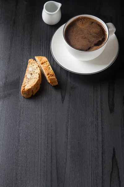 Cucina tradizionale italiana. Biscotti cantuccini con caffè nero i — Foto Stock