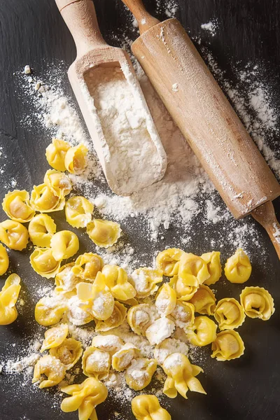Cucina tradizionale italiana. Ravioli fatti in casa con formaggio ed erbe aromatiche — Foto Stock