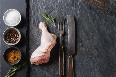 Tavuk budu biberiye ve baharatlar ile. Koyu arka plan. Öğle Yemeği