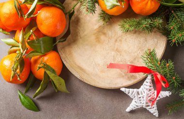 Yeşil bir şube ve ağacı, Noel oyuncaklar, topa olgun mandalina