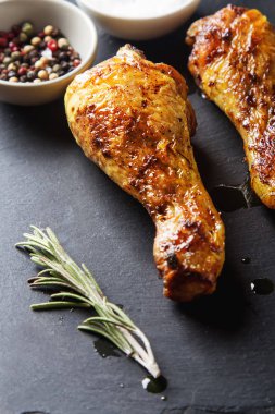 Kızarmış tavuk budu. Noel için yemek. Koyu arka plan. 