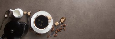 Beyaz fincan sıcak siyah kahve süt ve şeker. Gri backgrou