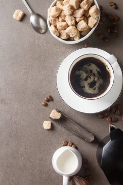 Beyaz fincan sıcak siyah kahve süt ve şeker. Gri backgrou