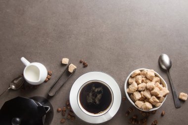 Beyaz fincan sıcak siyah kahve süt ve şeker. Gri backgrou