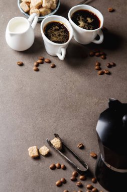Beyaz fincan sıcak siyah kahve süt ve şeker. Gri backgrou