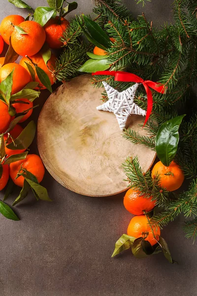 Спелые мандарины на зеленой ветке и елке, рождественские игрушки, мяч — стоковое фото