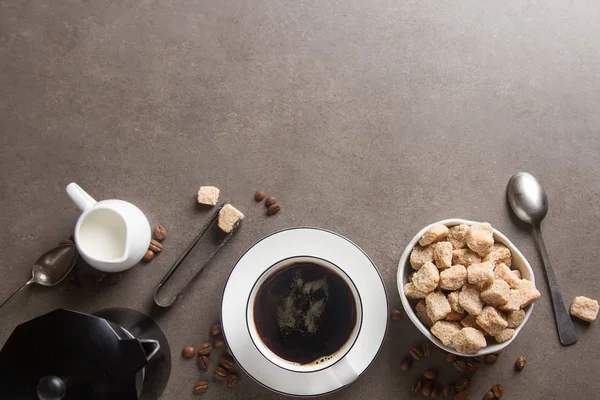 Tazza bianca di caffè nero caldo con latte e zucchero. Backgrou grigio — Foto Stock