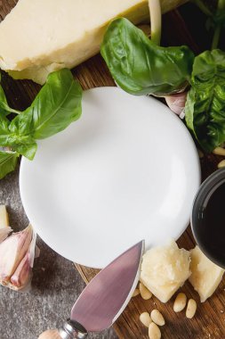 Bıçak taze yeşil fesleğen, zeytin yağı ile İtalyan parmesan peyniri,