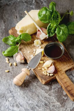 Bıçak taze yeşil fesleğen, zeytin yağı ile İtalyan parmesan peyniri,