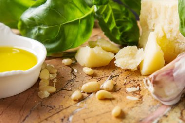 Bıçak taze yeşil fesleğen, zeytin yağı ile İtalyan parmesan peyniri,