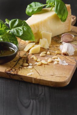 Bıçak taze yeşil fesleğen, zeytin yağı ile İtalyan parmesan peyniri,