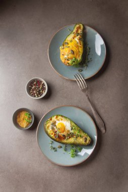 Avokado tuz ve biber ile ev yapımı organik yumurta pişirdim. Gri