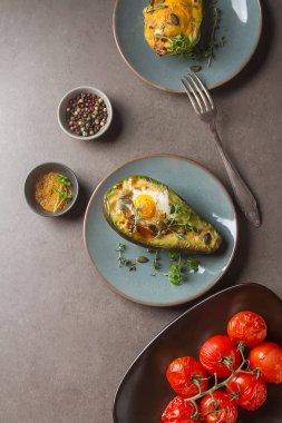 Avokado tuz ve biber ile ev yapımı organik yumurta pişirdim. Gri