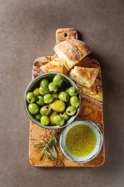 Olivier petrol taze otlar ve ekmek. Gri arka plan. İtalyanca