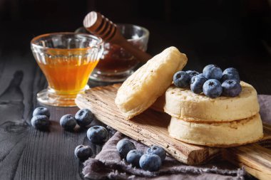 Sıcak ev yapımı kızarmış ekmek bal ile servis yaban mersini. Dar