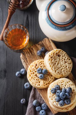 Sıcak ev yapımı kızarmış ekmek bal ile servis yaban mersini. Dar