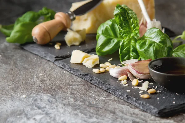 Bıçak taze yeşil fesleğen, zeytin yağı ile İtalyan parmesan peyniri, — Stok fotoğraf