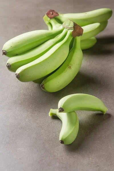 一堆成熟的绿色香蕉。灰色背景. — 图库照片