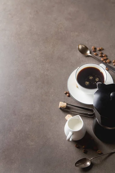 Taza blanca de café negro caliente con leche y azúcar. Fondo gris — Foto de Stock