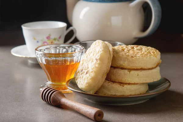 Hot Home made toasted crumpets served with honey and jams. Dark — Stock Photo, Image