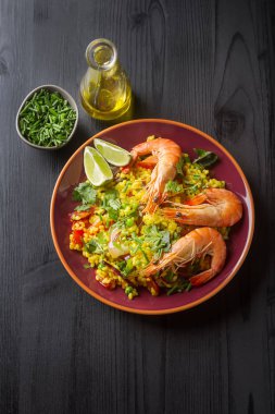 İspanyol paella deniz ürünleri üzerine kireç ile kırmızı teralke ile. Delici