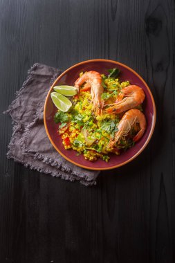 İspanyol paella deniz ürünleri üzerine kireç ile kırmızı teralke ile. Delici
