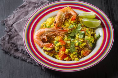 İspanyol paella deniz ürünleri üzerine kireç ile kırmızı teralke ile. Delici