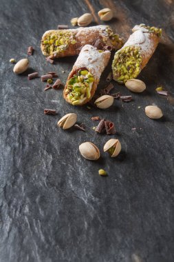 Tatlı ev yapımı cannoli ricotta peynir krem ve pis ile doldurulmuş