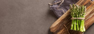 Taze yeşil kuşkonmaz. Farmer's Market. Gri arka plan. Top vie