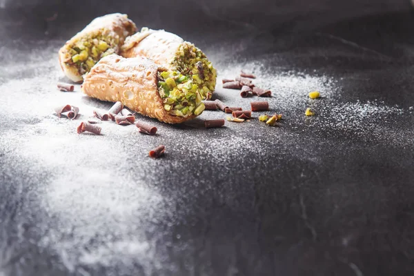 Tatlı ev yapımı cannoli ricotta peynir krem ve pis ile doldurulmuş