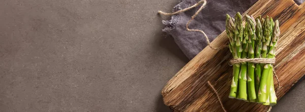 Taze yeşil kuşkonmaz. Farmer's Market. Gri arka plan. Top vie